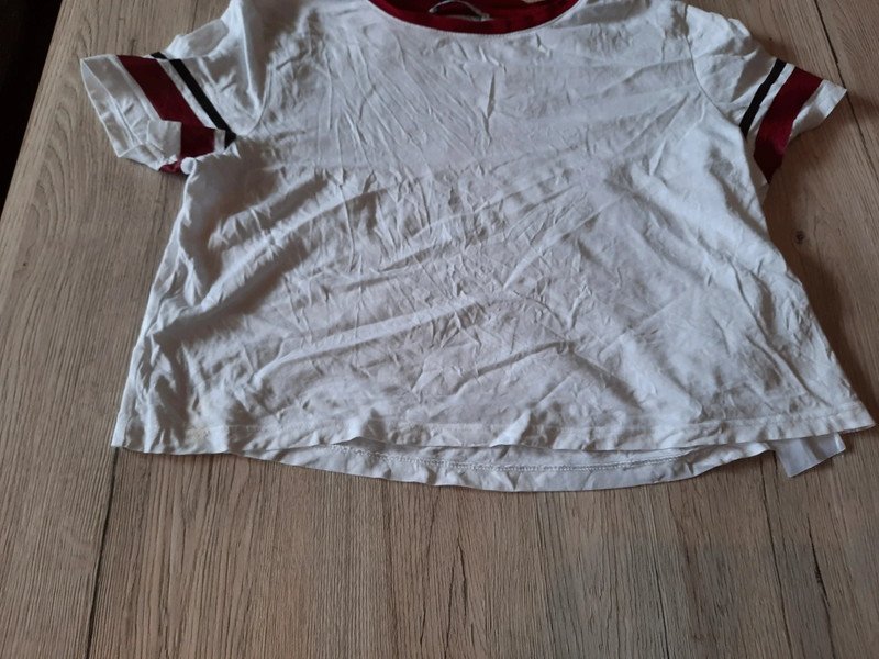 Weißes T-Shirt bauchfrei mit Streifen