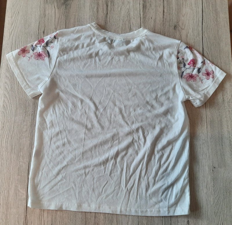 Weißes T-Shirt mit Blumenmuster