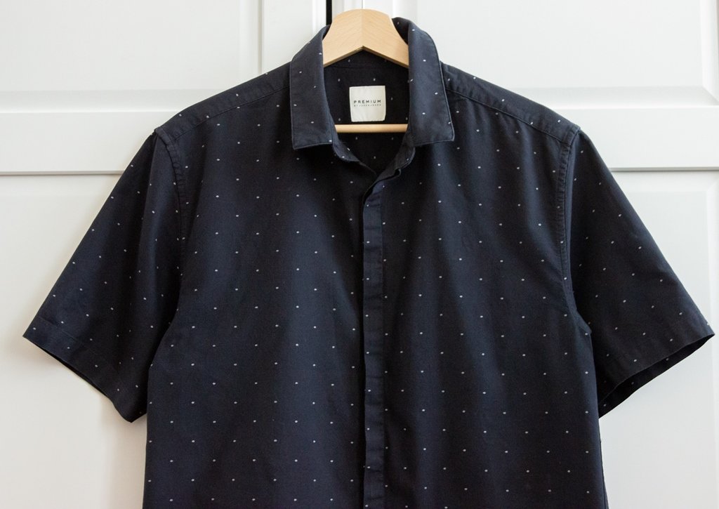 Herrenhemd mit kurzen Ärmeln. Jack & Jones. Schwarz, gepunkt. Gr. L