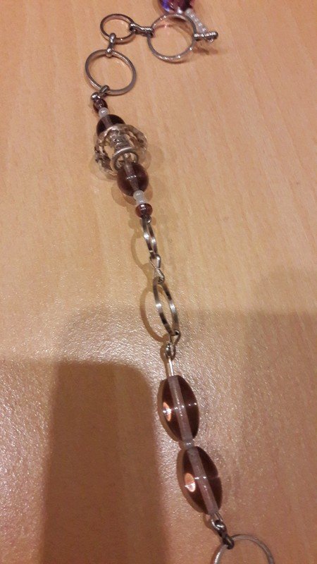 Silberne Halskette mit Perlen in Flieder