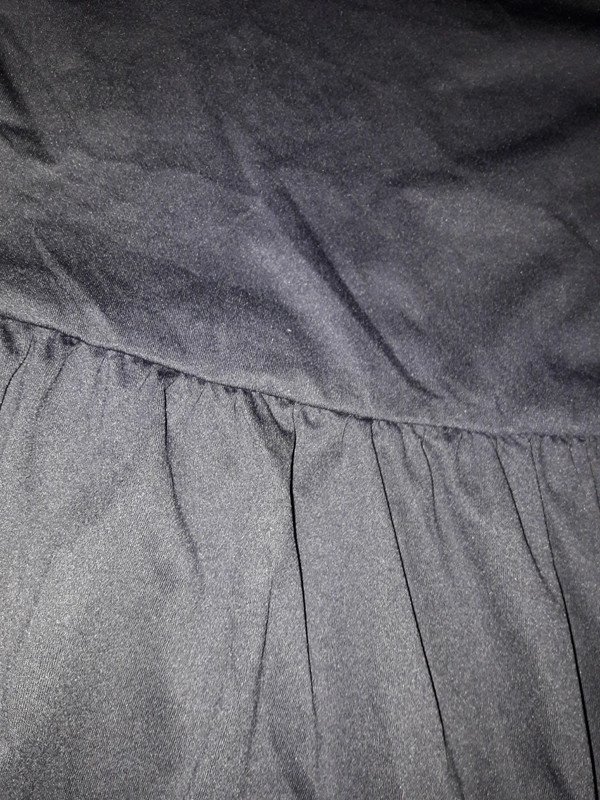 schwarzes Hängerkleid mit Taschen