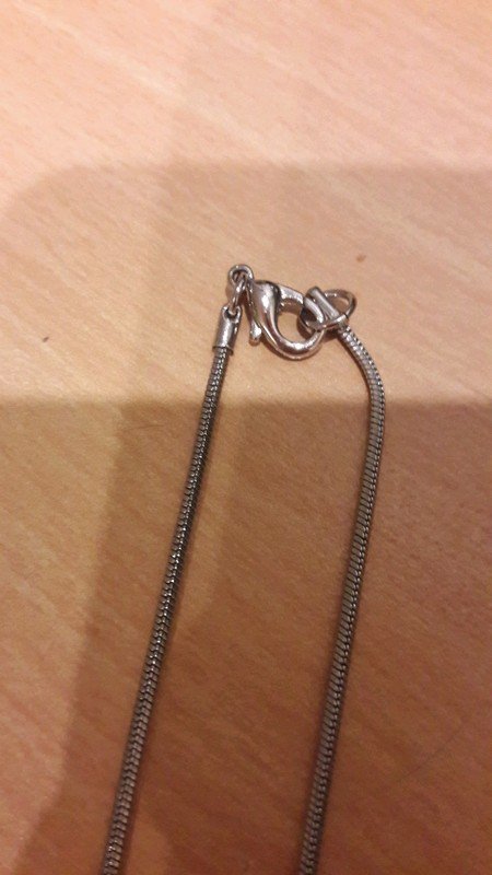 Silberne Halskette mit Blumenanhänger vom Juwelier