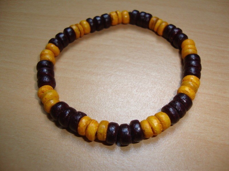 Orange dunkel rotes Holz Armband von Schmuckrausch Surfer Boho Ethno