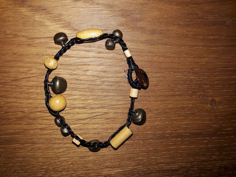 geknüpftes Armband mit Glöckchen und Holzperlen