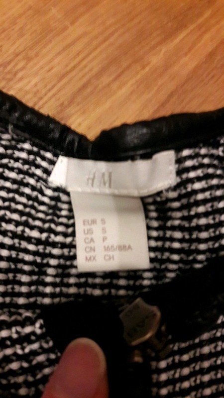 Strickjacke schwarz-weiß mit Kunstleder von H&M