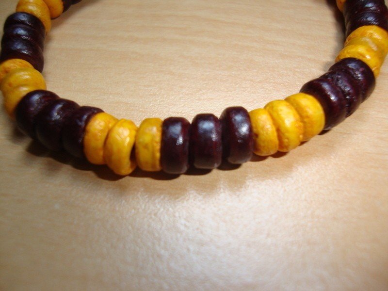 Orange dunkel rotes Holz Armband von Schmuckrausch Surfer Boho Ethno