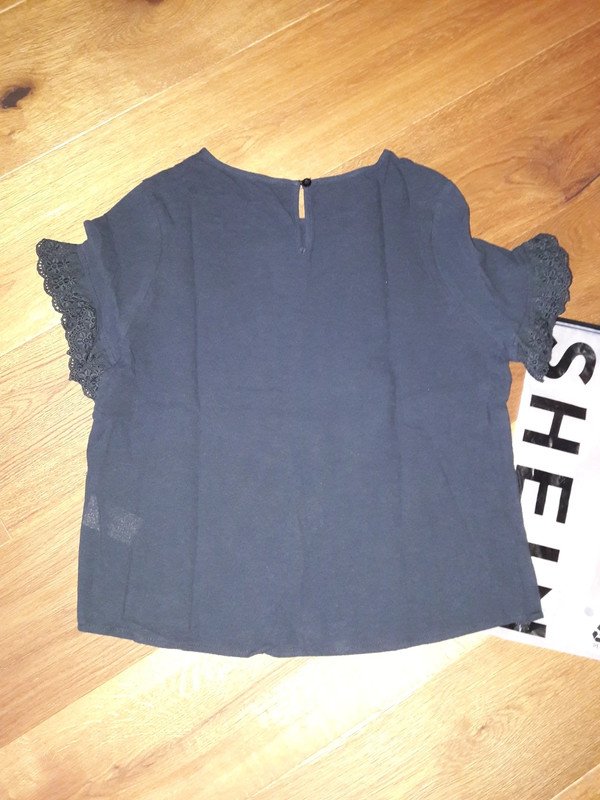 Schwarze T-Shirt Bluse mit Rüschenärmel