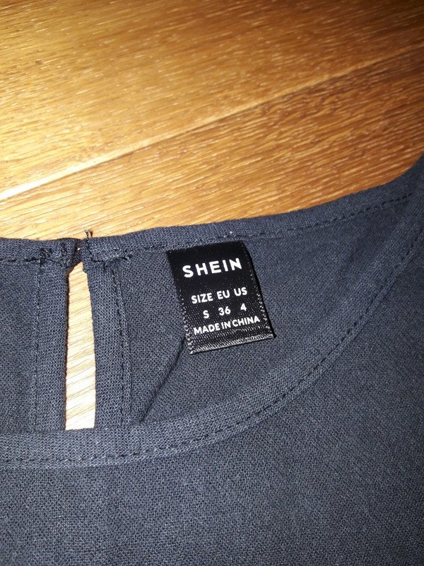 Schwarze T-Shirt Bluse mit Rüschenärmel