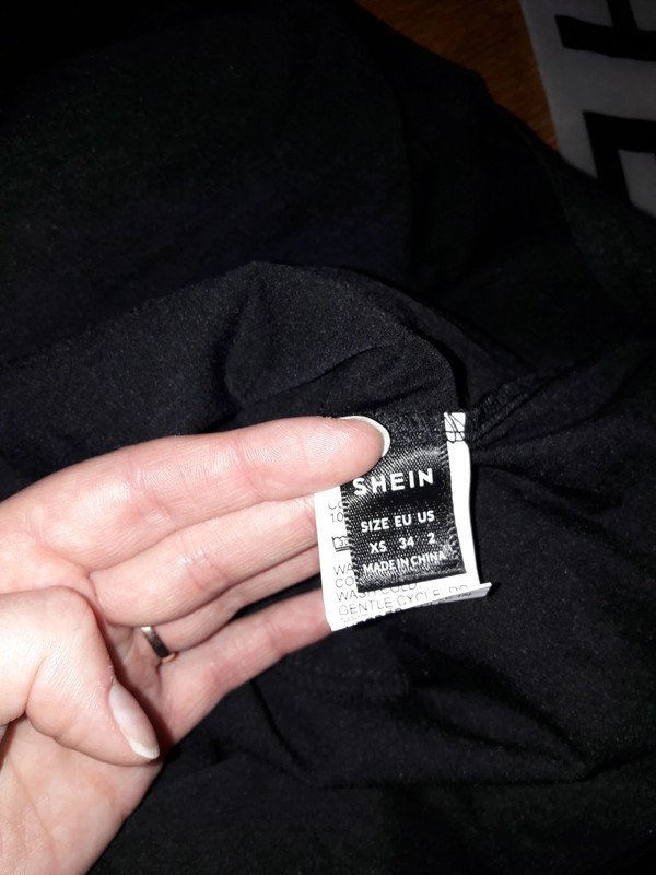 schwarzes Hängerkleid mit Taschen