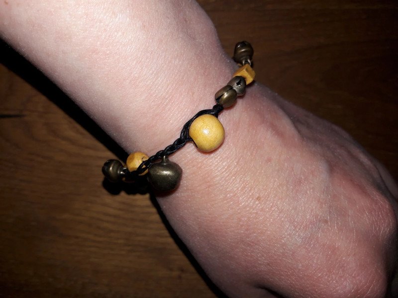 geknüpftes Armband mit Glöckchen und Holzperlen