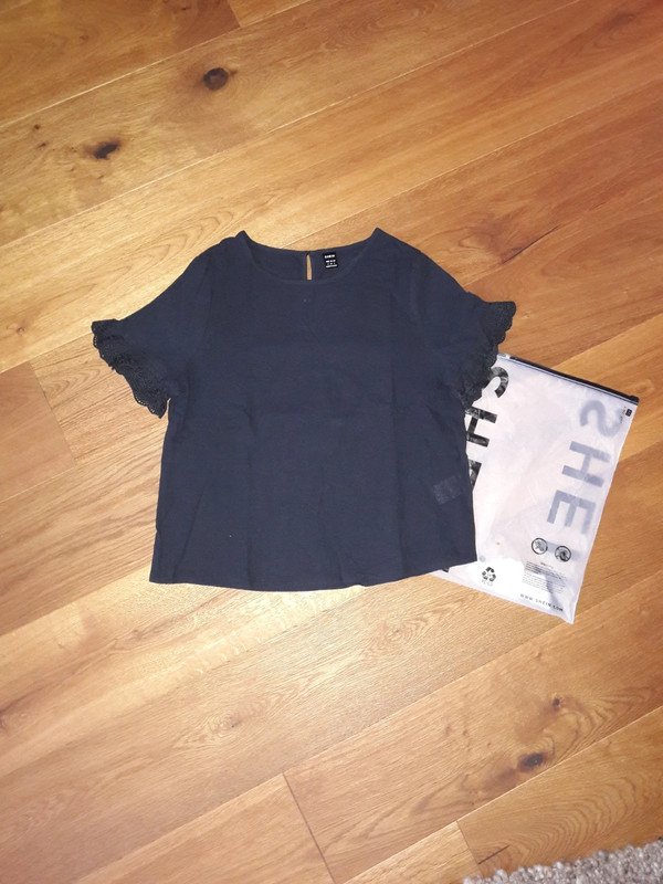 Schwarze T-Shirt Bluse mit Rüschenärmel