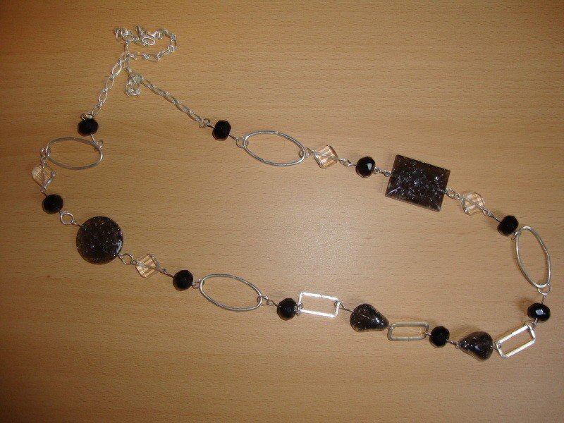 Silberne Lange Kette mit Grauen und Schwarzen Perlen Boho Ethno