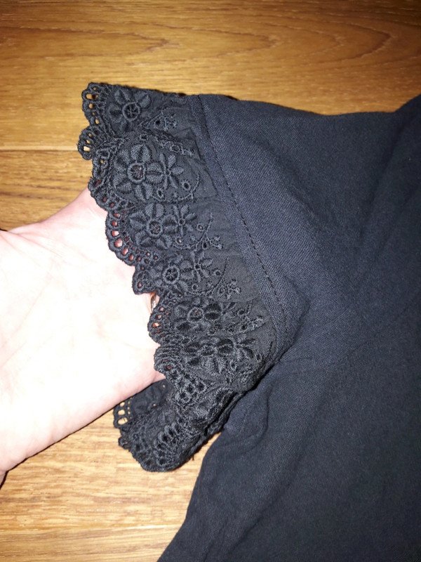 Schwarze T-Shirt Bluse mit Rüschenärmel