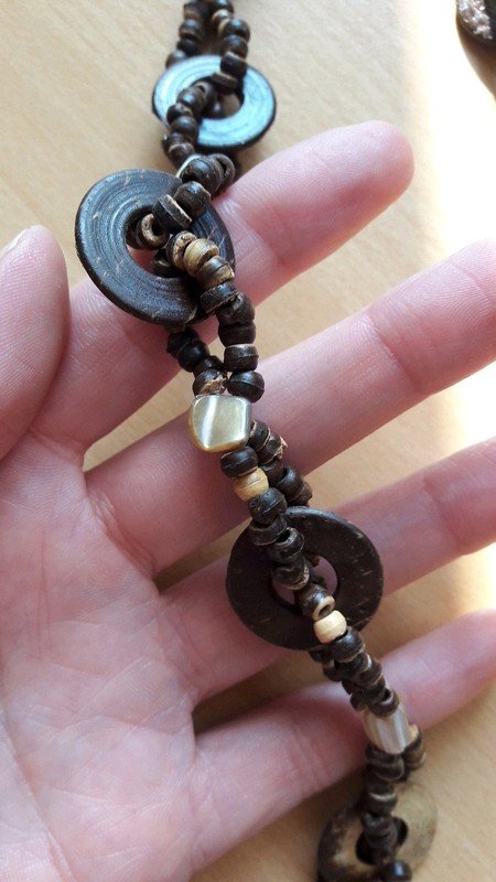Lange Halskette aus Holzperlen von Schmuckrausch Boho Ethno