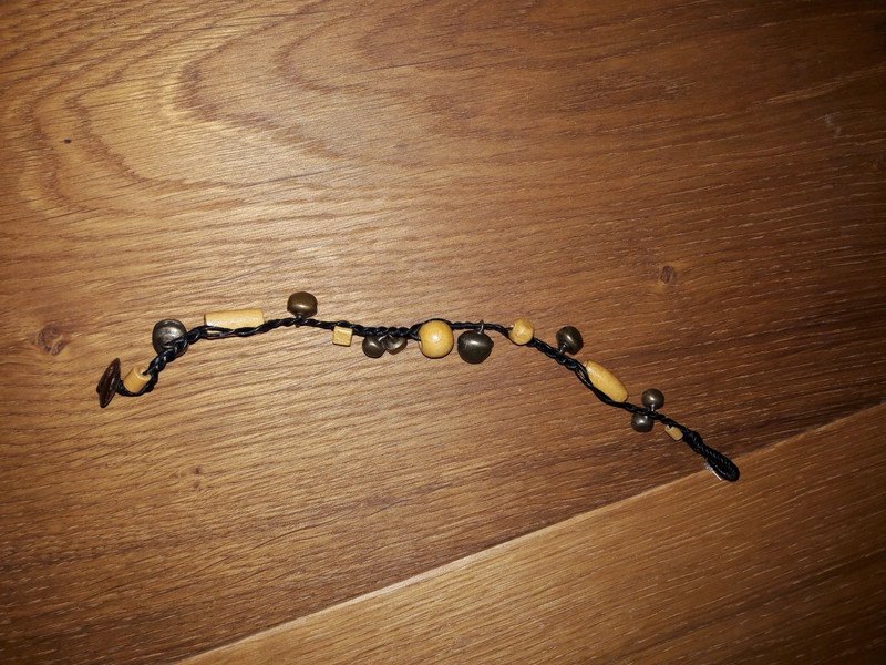geknüpftes Armband mit Glöckchen und Holzperlen