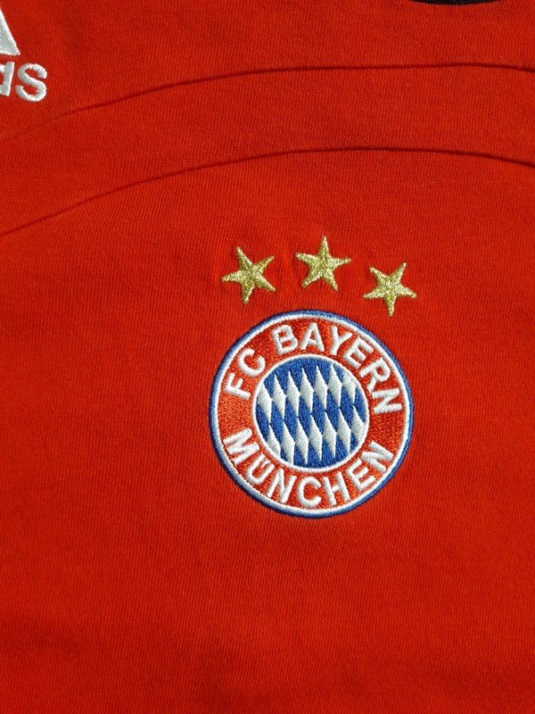 Rotes Tshirt von FC Bayern München mit Autogramm Zé Roberto