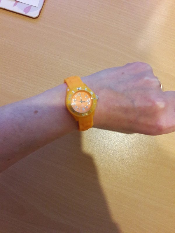 Armbanduhr orange mit Silikon-Armband