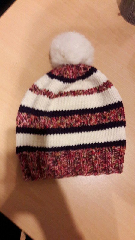 Winterstrickmütze mit weißem Bommel handmade selbstgemacht