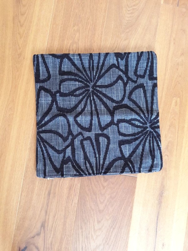 Kissenhülle anthrazit schwarz mit Blumenmuster handmade