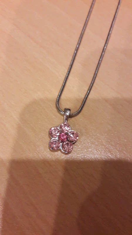 Silberne Halskette mit Blumenanhänger vom Juwelier