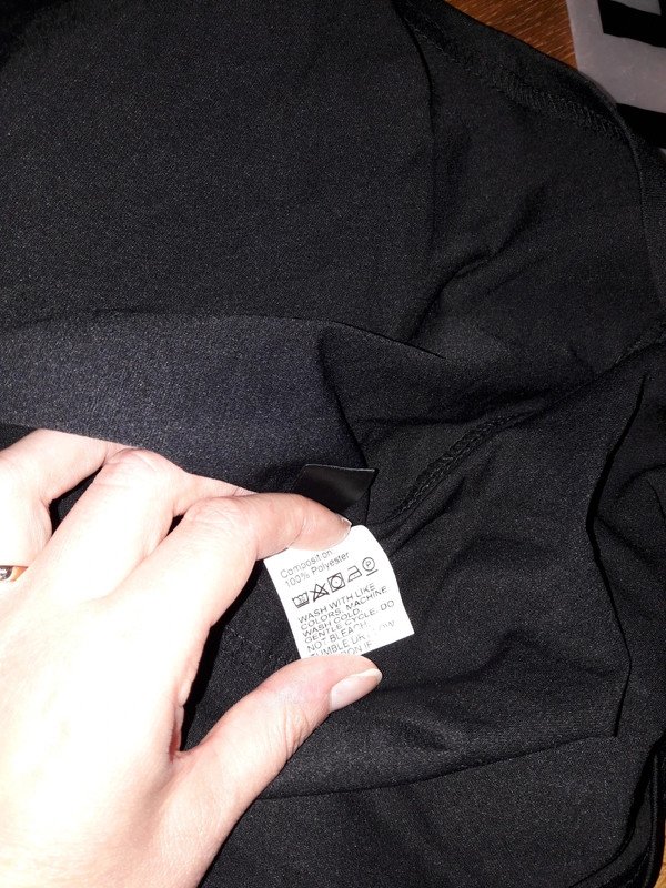 schwarzes Hängerkleid mit Taschen
