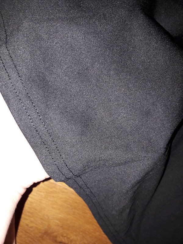schwarzes Hängerkleid mit Taschen