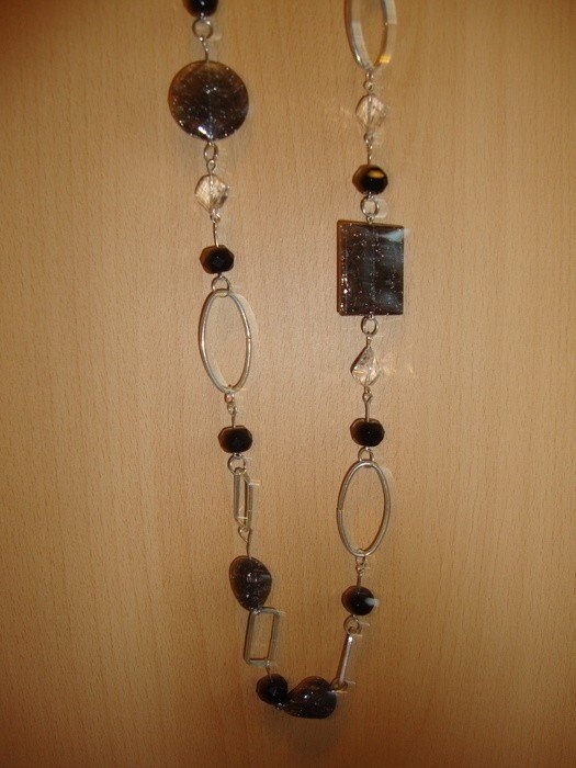 Silberne Lange Kette mit Grauen und Schwarzen Perlen Boho Ethno