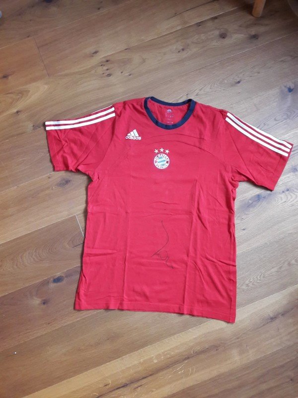 Rotes Tshirt von FC Bayern München mit Autogramm Zé Roberto