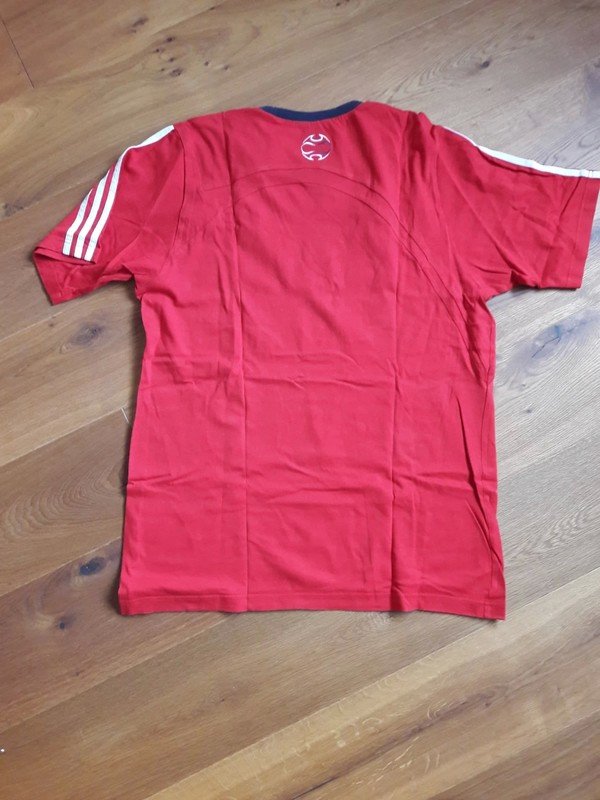 Rotes Tshirt von FC Bayern München mit Autogramm Zé Roberto