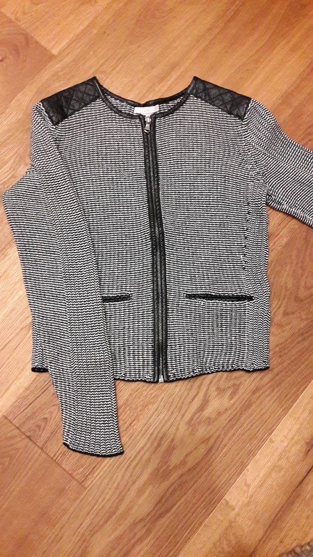 Strickjacke schwarz-weiß mit Kunstleder von H&M