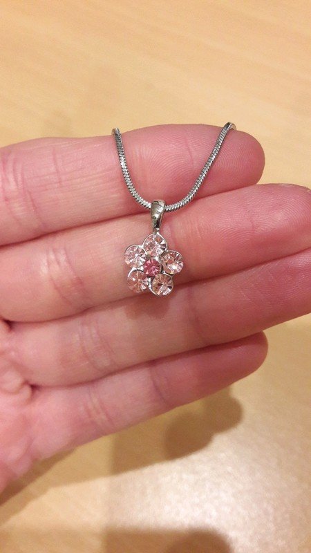 Silberne Halskette mit Blumenanhänger vom Juwelier
