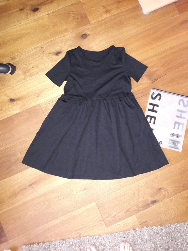 schwarzes Hängerkleid mit Taschen