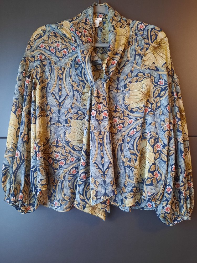 Langärmeliges Oberteil, Bluse mit Blumen Muster, Größe 38