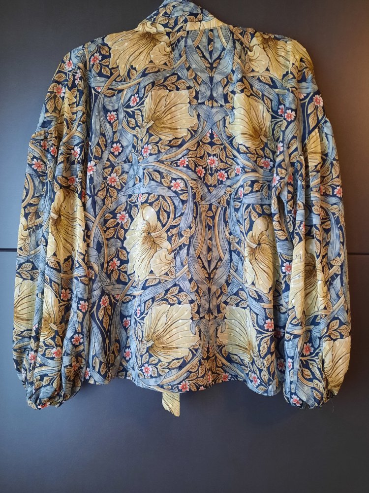Langärmeliges Oberteil, Bluse mit Blumen Muster, Größe 38
