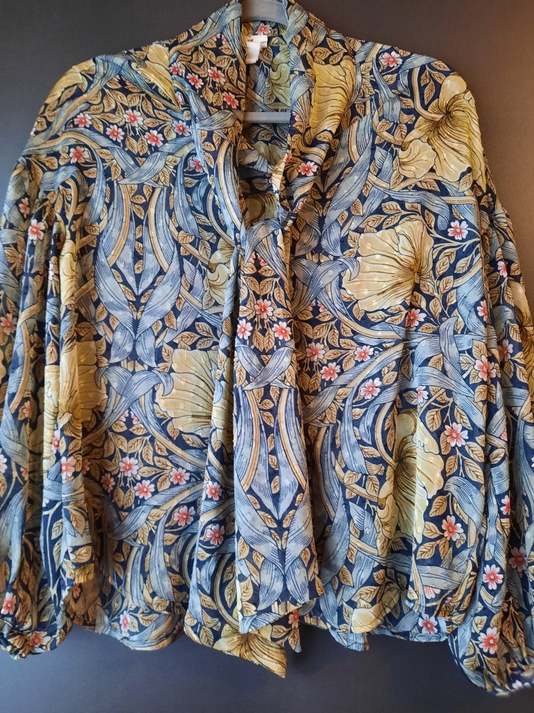 Langärmeliges Oberteil, Bluse mit Blumen Muster, Größe 38