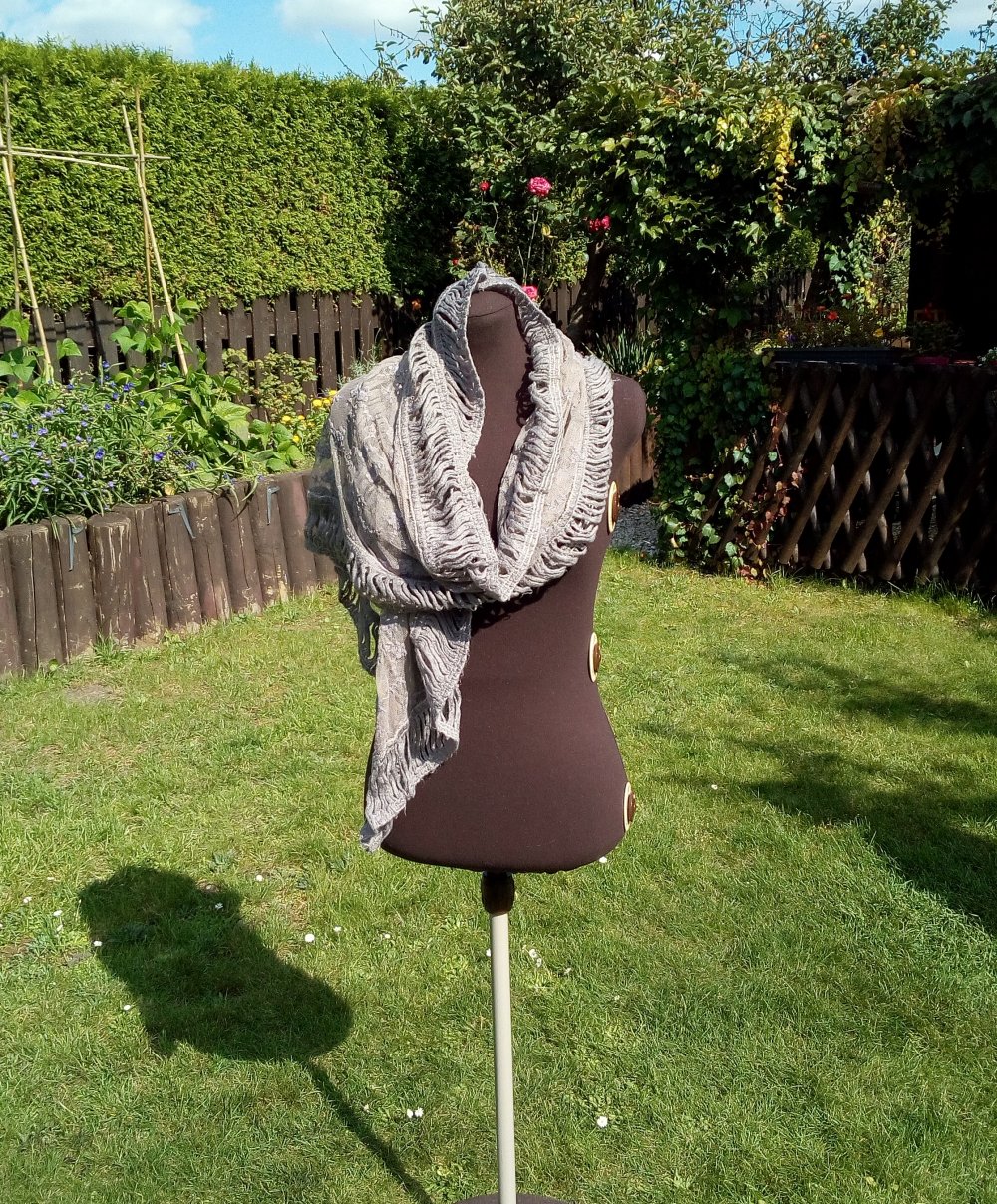 Tuch grau mit Blumen bestickt