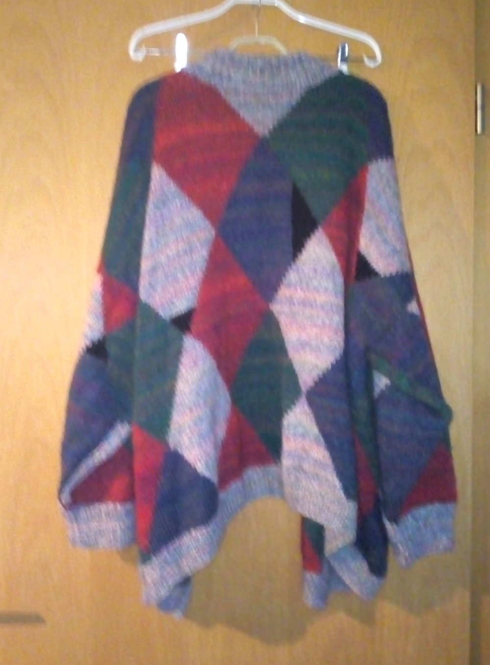 handgestrickte dicke Strickjacke