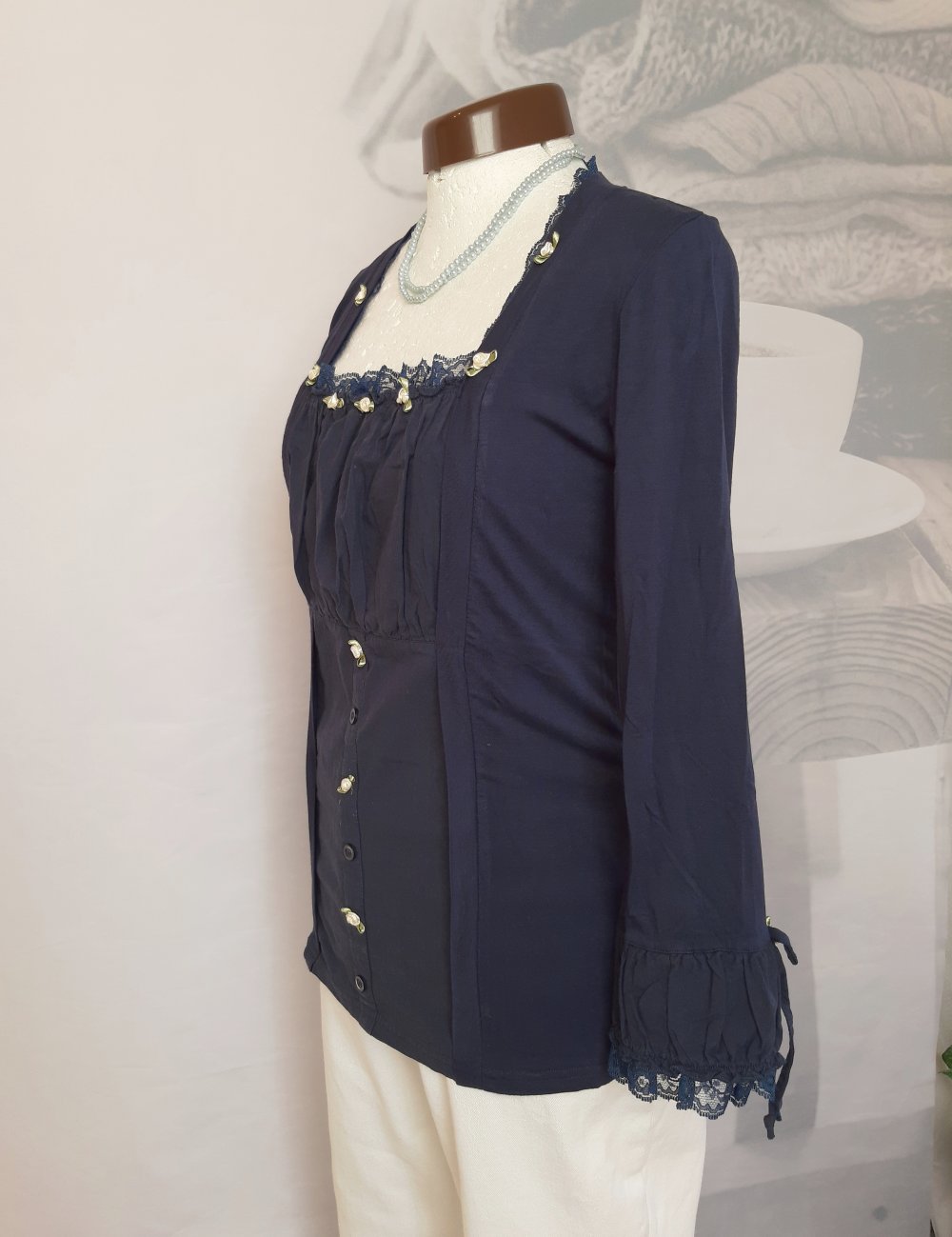 Pulli mit Spitze und kleinen Rosen