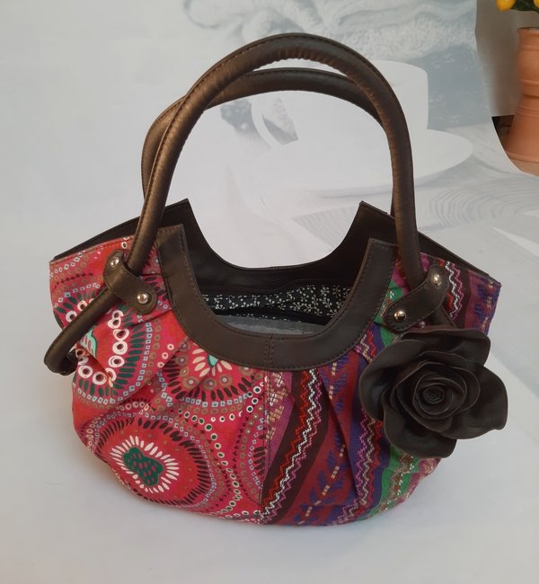 Handtasche mit Blume