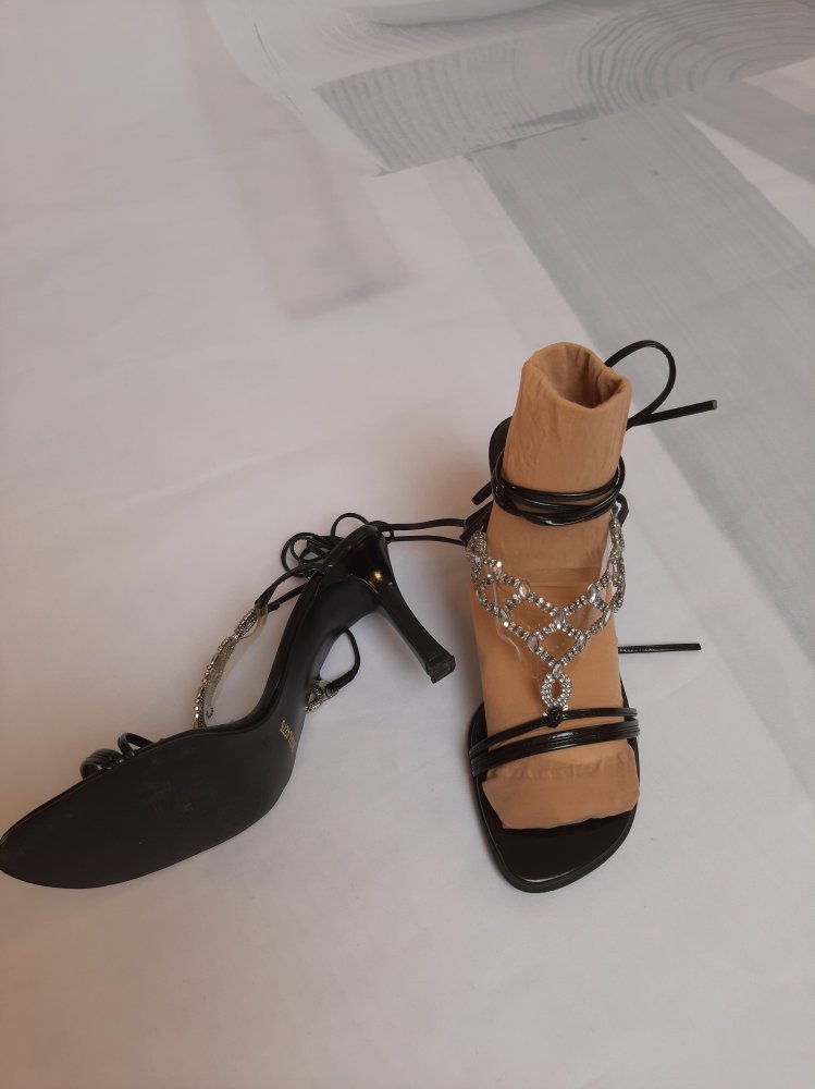 Sandaletten zum Schnüren mit Strass