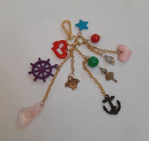 Handtasche mit Strasssteinchen und Anhänger