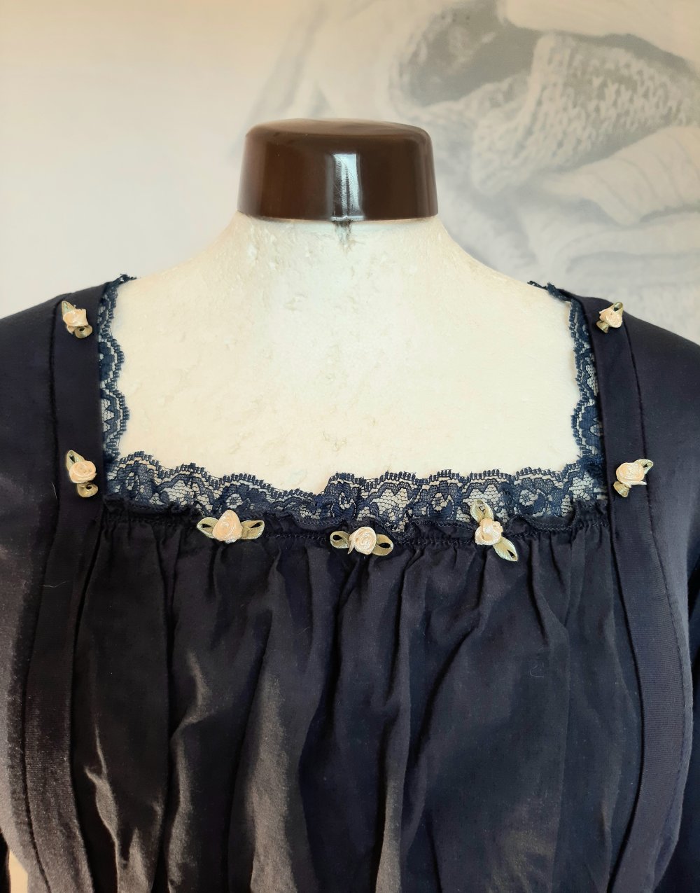Pulli mit Spitze und kleinen Rosen