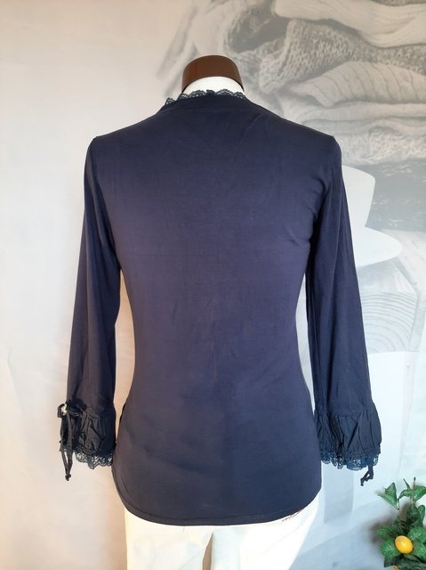 Pulli mit Spitze und kleinen Rosen