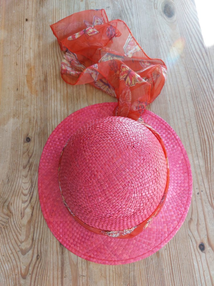 Strohhut rot mit rotem Band