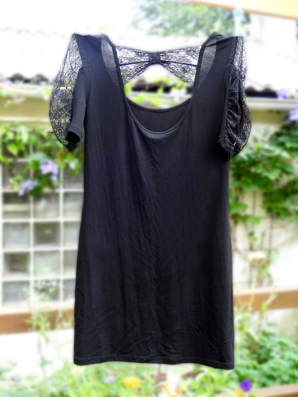 schwarzes Shirt mit Spitzenärmeln und Spitzenrückenteil