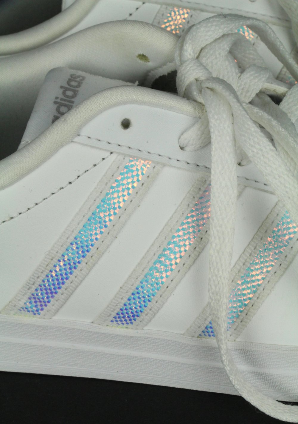 Damenschuhe Adidas Courtpoint FY4484 weiß holographisch Tennis Sneaker Turnschuhe Court Archive Schuhe Halbschuhe Sommer Herbst Frühling