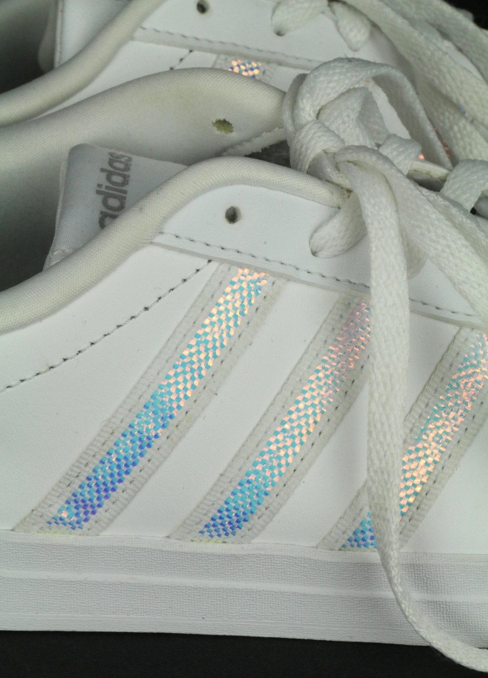 Damenschuhe Adidas Courtpoint FY4484 weiß holographisch Tennis Sneaker Turnschuhe Court Archive Schuhe Halbschuhe Sommer Herbst Frühling