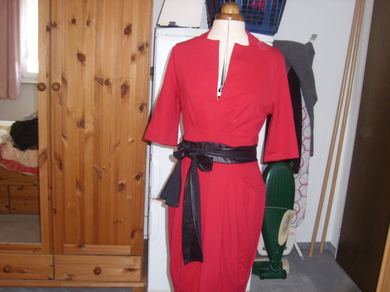 Rotes Kleid mit schwarzem Bindegürtel