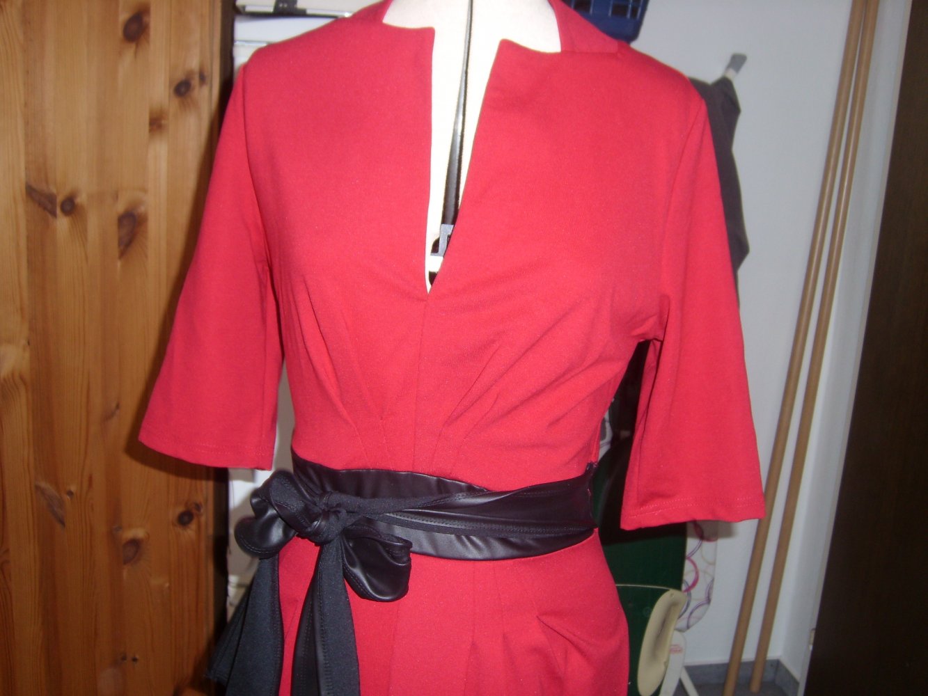 Rotes Kleid mit schwarzem Bindegürtel