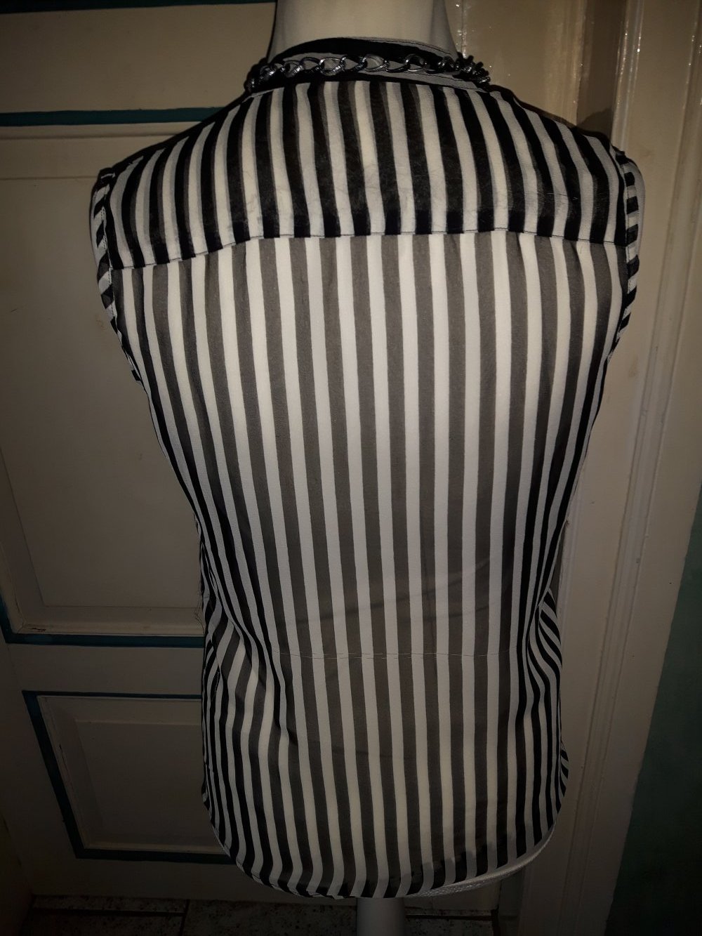 Moderne Damenbluse mit passender Kette